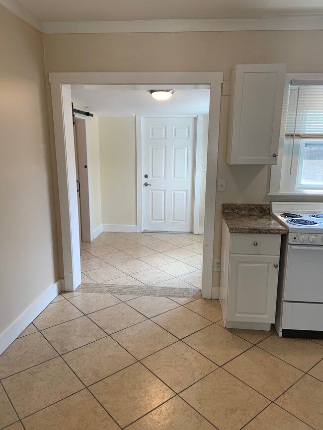 entry foyer to kitchen - 420 Scotland St