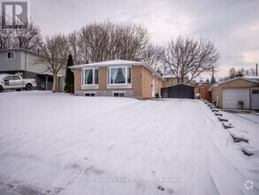 Building Photo - 807 Greenfield Crescent