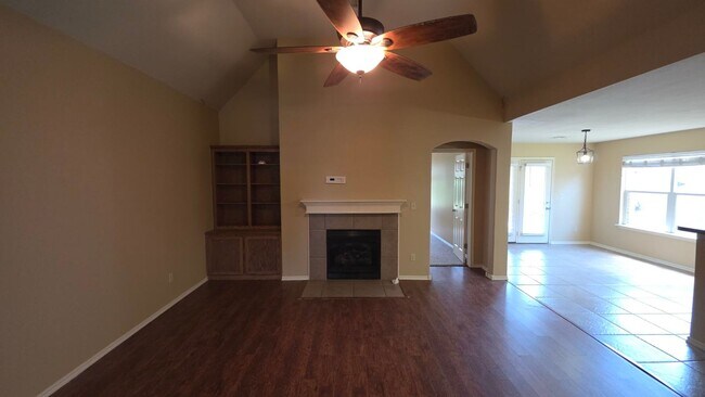 Building Photo - 3 bed 2 bath & bonus room - 2 car garage - Pool and playground
