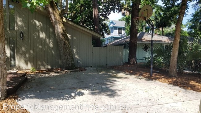 Building Photo - 3 br, 2 bath House - 6 Park Rd.