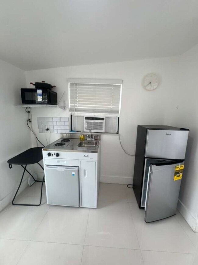 Foto del edificio - 6242 SW 24th St