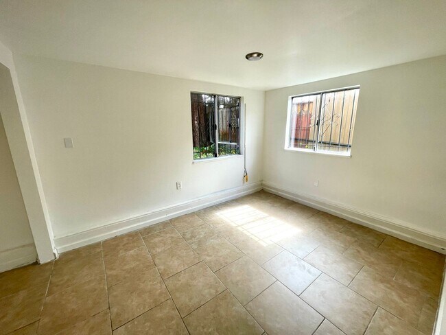 Foto del edificio - 1083-1085 67th St, Oakland, CA 94608