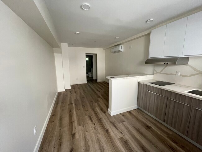 Building Photo - 444 N Stanley Ave