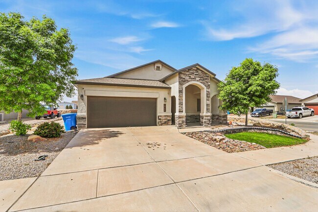 Building Photo - BEAUTIFUL FAR EAST HOME RIGHT OFF I-10, PET FRIENDLY WITH NO BREED RESTRICTIONS