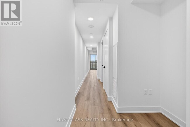 Building Photo - 758 Dovercourt Rd