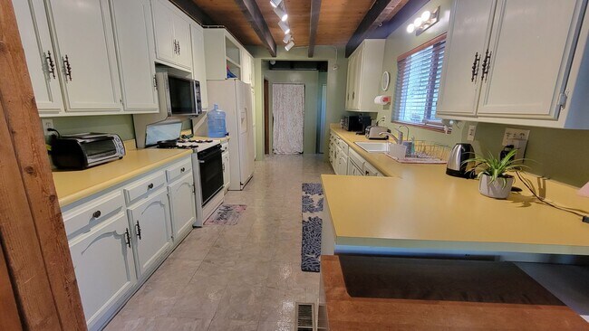 Building Photo - Spacious 6 Bedroom 5 Bathroom Within Walki...