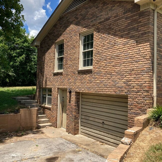 Building Photo - 511 E Parkview Dr