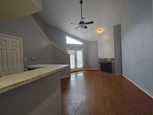 Building Photo - 10855 Meadowglen Ln