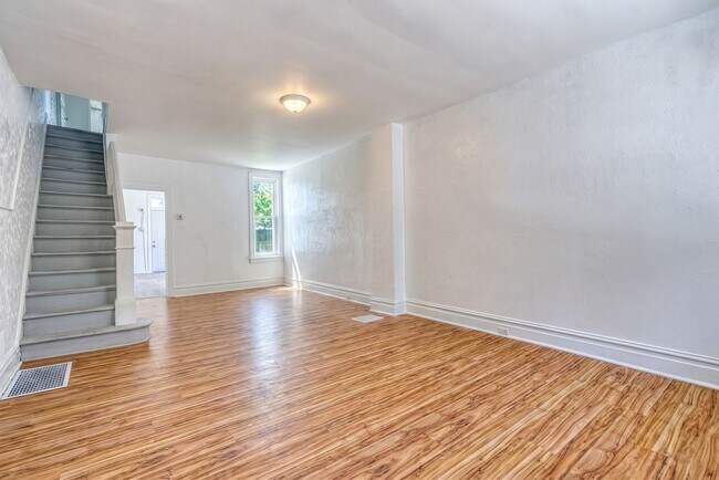 Foto del edificio - Newly Renovated 3 Bedroom, 1 Bathroom Townhouse