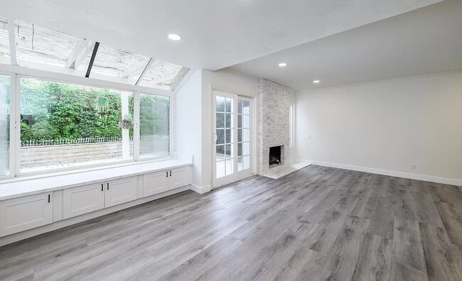 Building Photo - 27 Eden