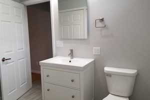 Baño del nivel principal - 614 De Witt St