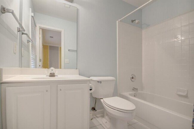 Building Photo - 1050 Knoll Terrace