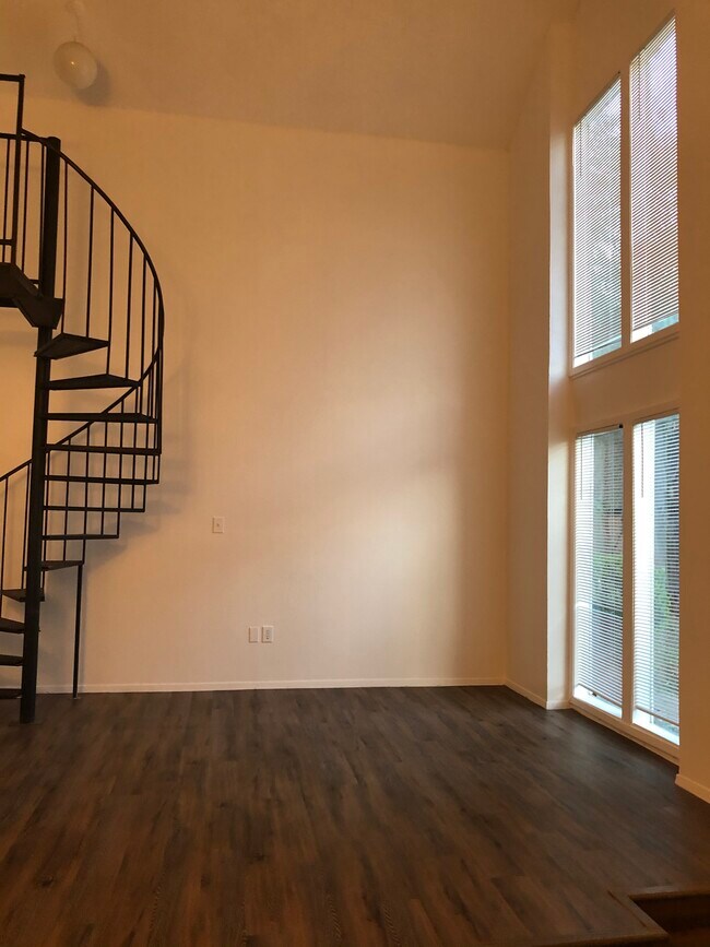 Building Photo - 2011 Fleur De Lis Ct