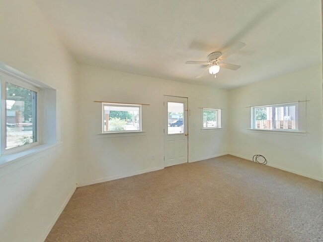 Building Photo - 1 Bedroom House ~ Close to Campus