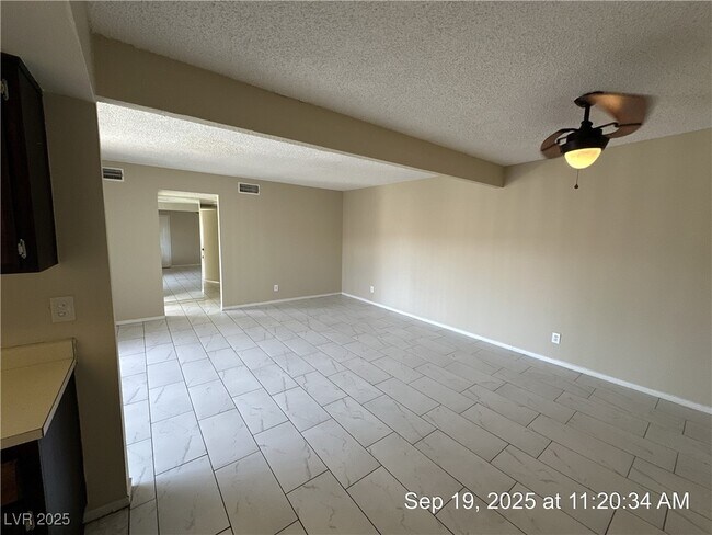 Foto del edificio - 1405 E Vegas Valley Dr