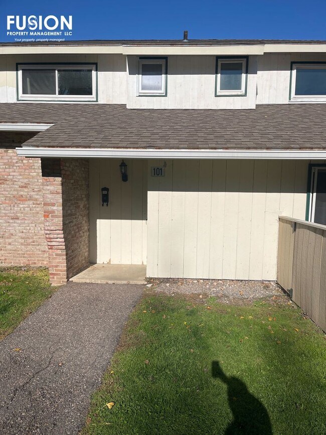 Foto del edificio - 3 Bedroom/2 Bathroom Condo Right Near Oakledge Park w/Pool!