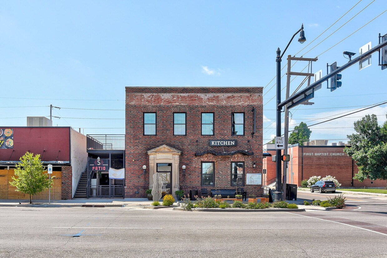 Primary Photo - 132 W Main St