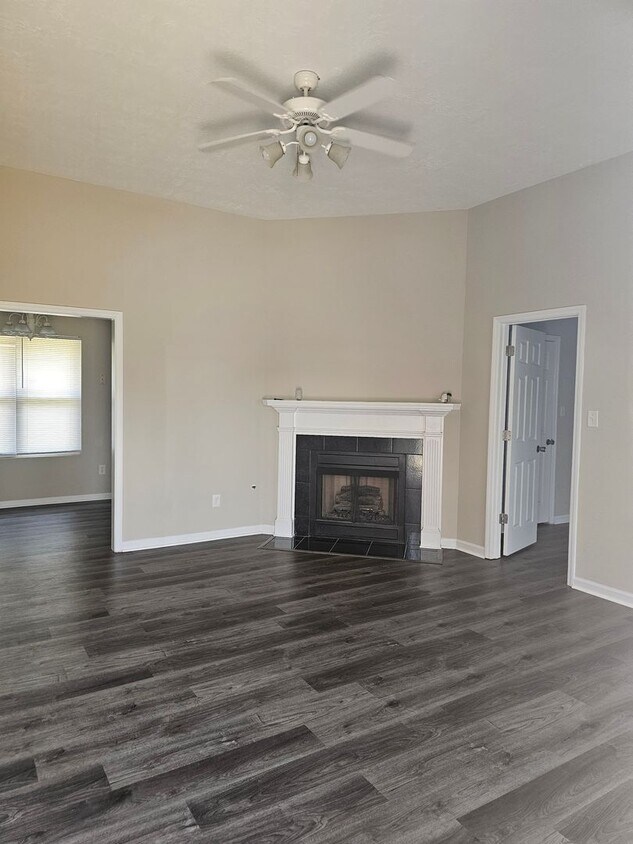 Building Photo - 4 Bedroom Brick Ranch