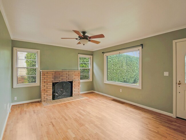 Building Photo - Wonderful 2-bdr/1-bath house in Cully—Larg...