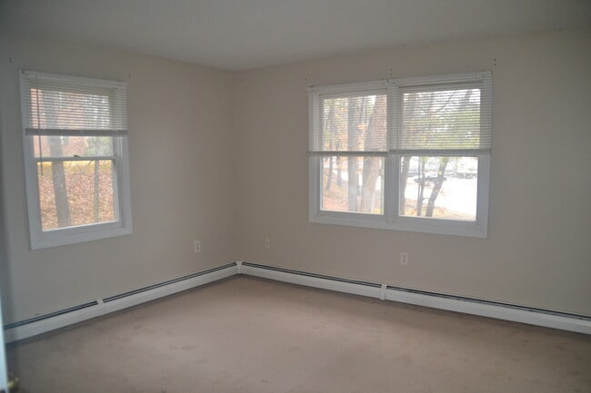 Building Photo - 2 Oak Hill Ln