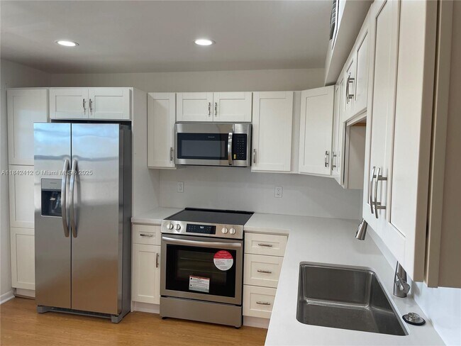 Building Photo - 2103 Lucaya Bend