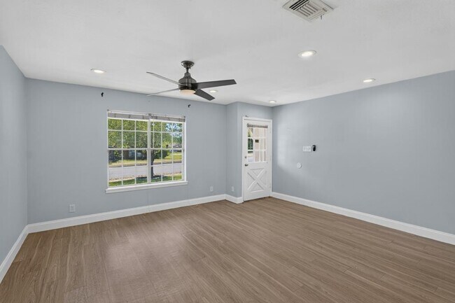 Foto del edificio - 8602 Colonial Dr