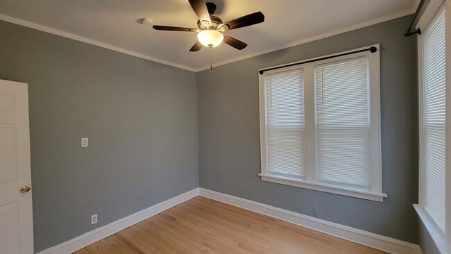 Building Photo - 5749 N Talman Ave