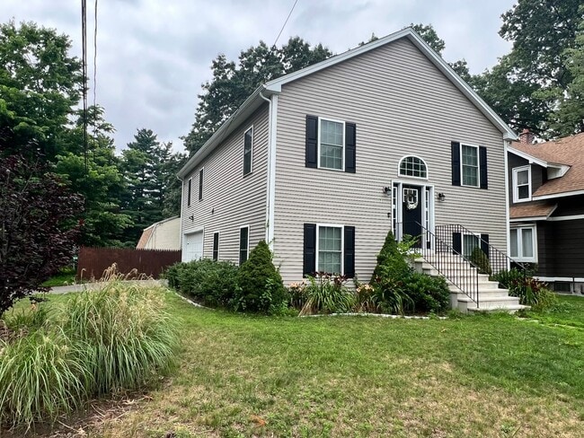 Building Photo - Stunning Single Family Home In Sixteen Acr...