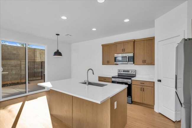 Foto del edificio - 4 bedroom, 2.5 bathrooms Home!