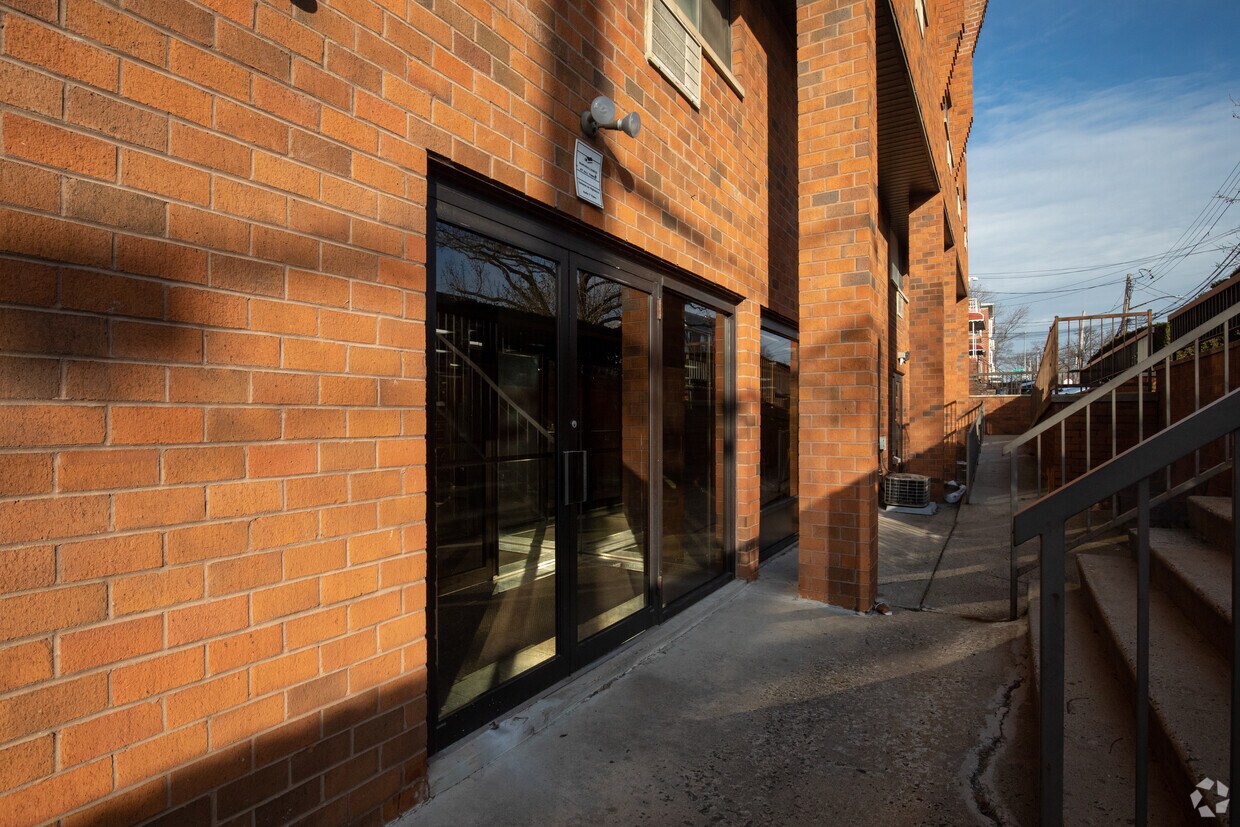 Entrada - 6136 170th St