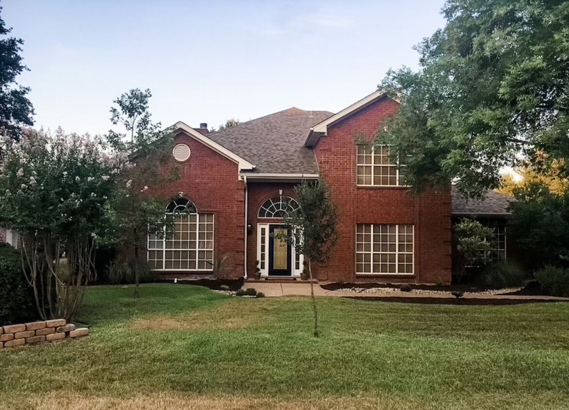 Primary Photo - Mill Creek Executive Home Overlooking Golf...