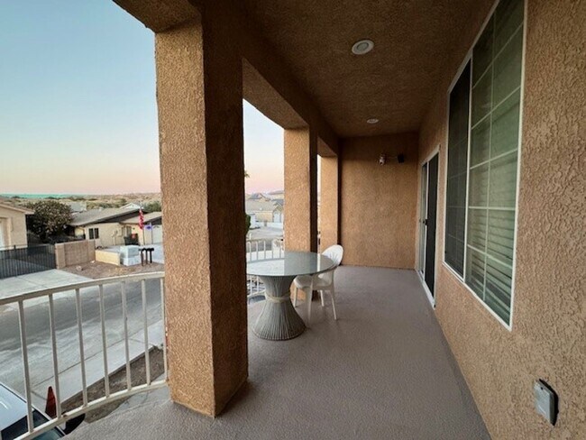Foto del edificio - 4 Bedroom Home on Riverfront with Balcony ...