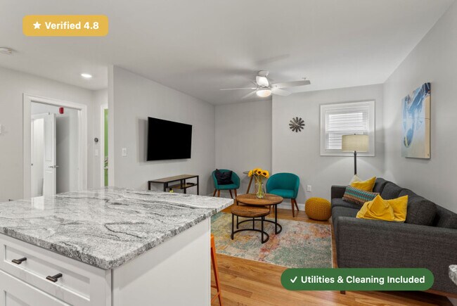 Foto del edificio - Furnished Bedroom with Private Bath in Cha...