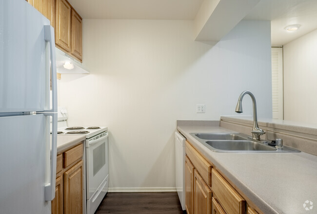 1BR, 1BA - 685SF - Kitchen - Briarwood Apartments