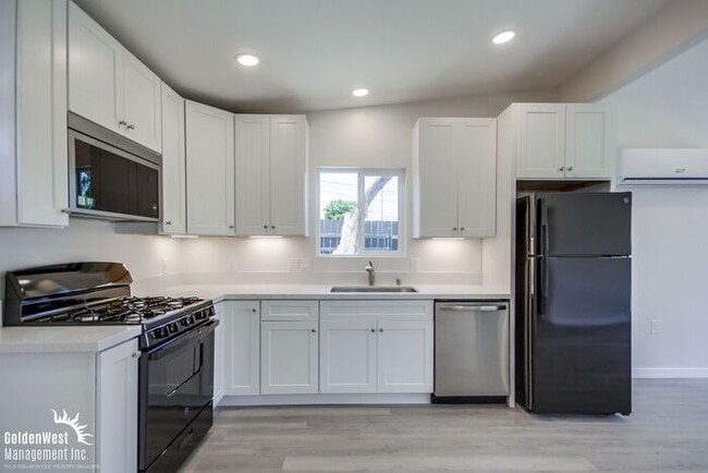 Building Photo - Remodeled 2Bdm 1Ba Apartment with Spacious...
