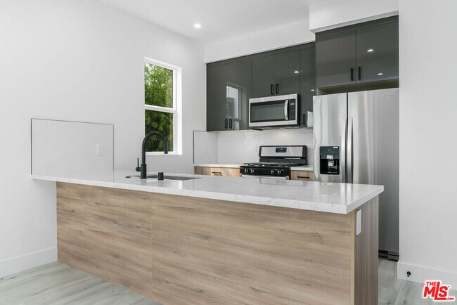 Foto del edificio - 522 Wilton Pl