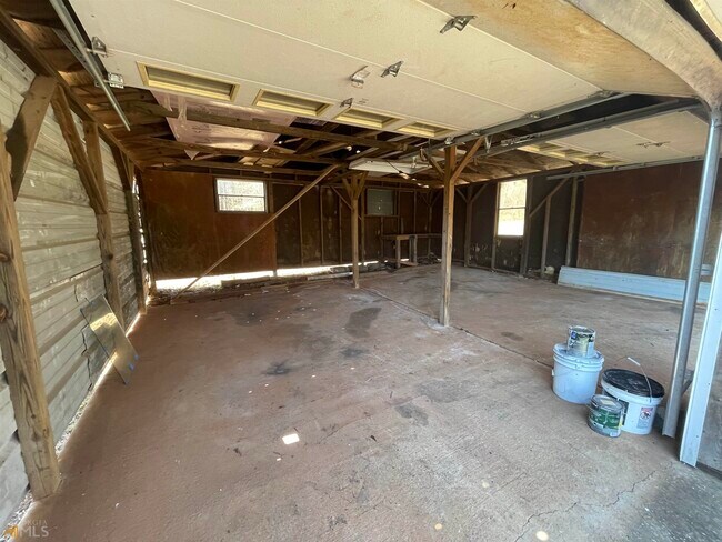 Building Photo - 305 Stagecoach Rd