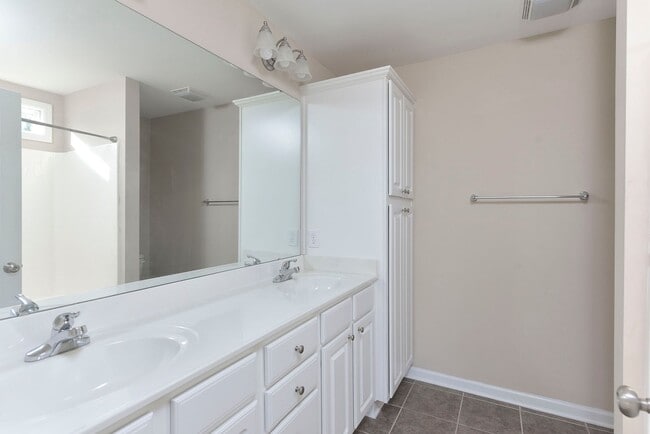 Building Photo - 3 Bedroom, 2.5 Bathroom in Pennington Squa...