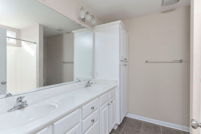Foto del edificio - 3 Bedroom, 2.5 Bathroom in Pennington Squa...