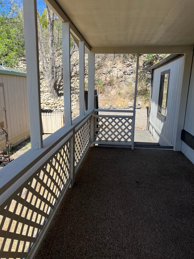 Foto del edificio - 2851 Smoke Tree Ln