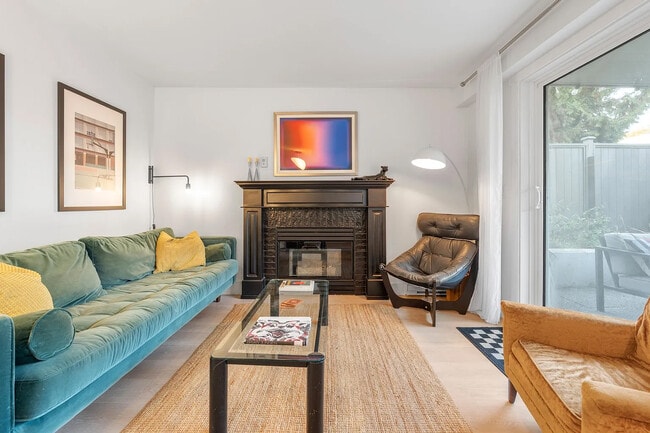 Building Photo - 2133 Dundas St