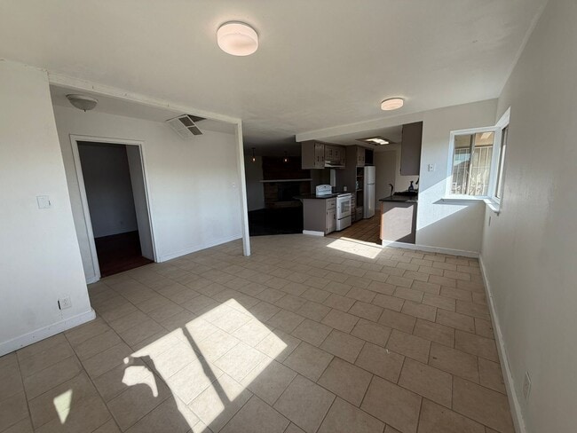 Foto del edificio - Spacious 4-Bedroom Home on Expansive Lot in the Outskirts of Elk Grove- MORE PHOTOS TO COME!