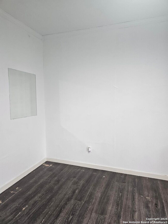 Building Photo - STUDIO APARTMENT NEAR DOWNTOWN!
