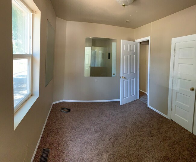 Building Photo - Downtown 2 Bed Cottage near Everything!