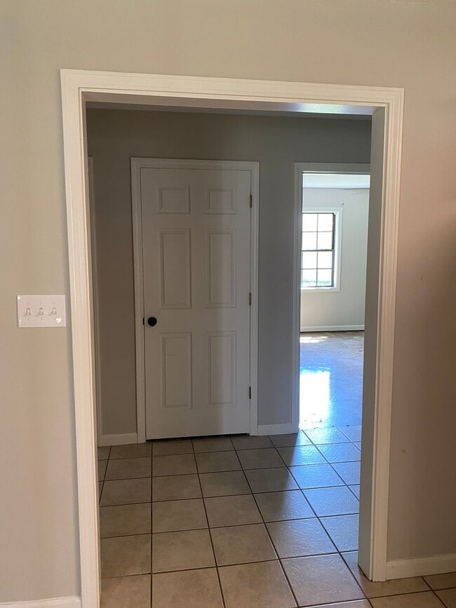 Building Photo - Split Floorplan Nestled off S. Lamar on Pe...