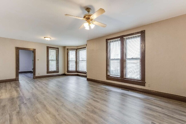 Building Photo - 514 S Fern St