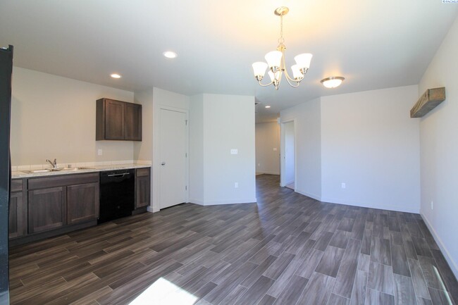 Foto del edificio - 2 Bed/1 Bath Duplex in Pasco