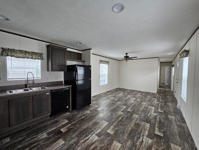 Building Photo - 14 Maple Ln
