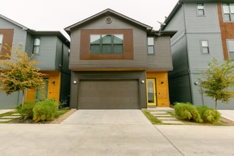 Building Photo - 203 Nogalitos St