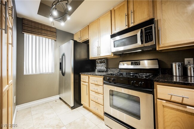 Building Photo - 230 E Flamingo Rd